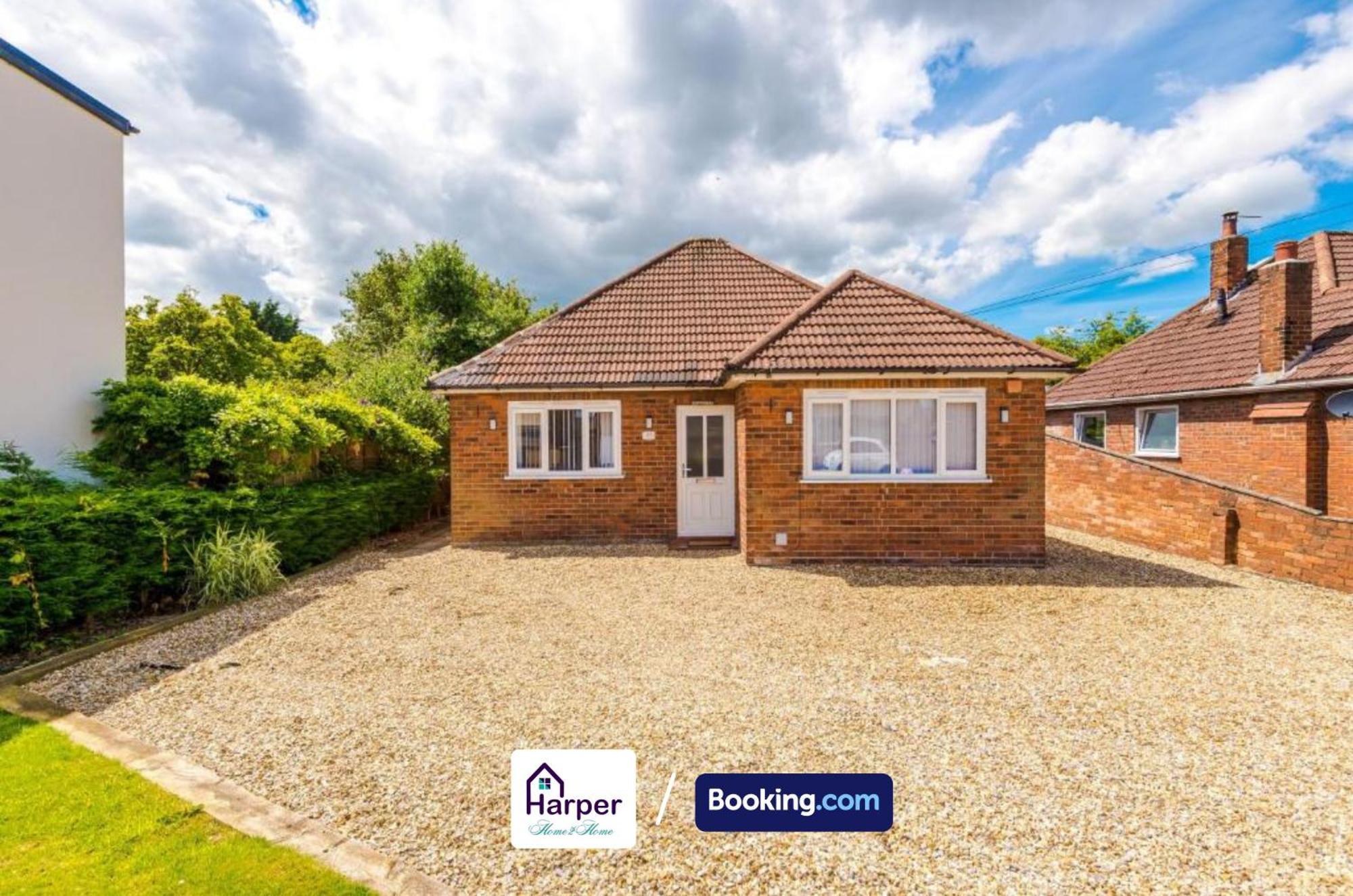 Spacious Detached Bungalow By Harperletting Short Lets & Serviced Accommodation Buckely With Pool Table & Driveway Buckley エクステリア 写真